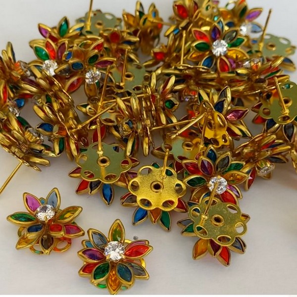 BRINCO NO BRUTO PRONTO PARA O BANHO  - FLOR COM PÉTALAS DE VIDRO E CENTRO COM ZIRCÔNIA - PESO TOTAL 2,7GR - BRU100284A