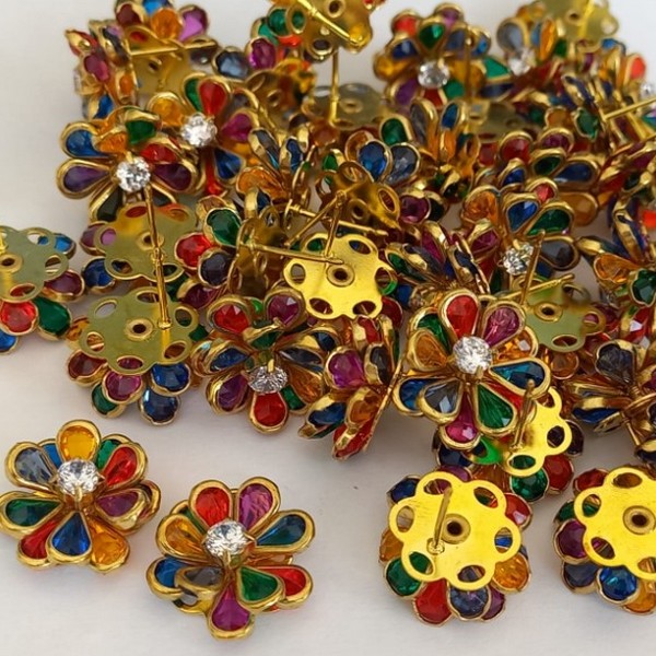 BRINCO NO BRUTO PRONTO PARA O BANHO  - FLOR COM PÉTALAS ARREDONDADAS DE VIDRO E CENTRO COM ZIRCÔNIA - PESO TOTAL 3,4GR - BRU100287A
