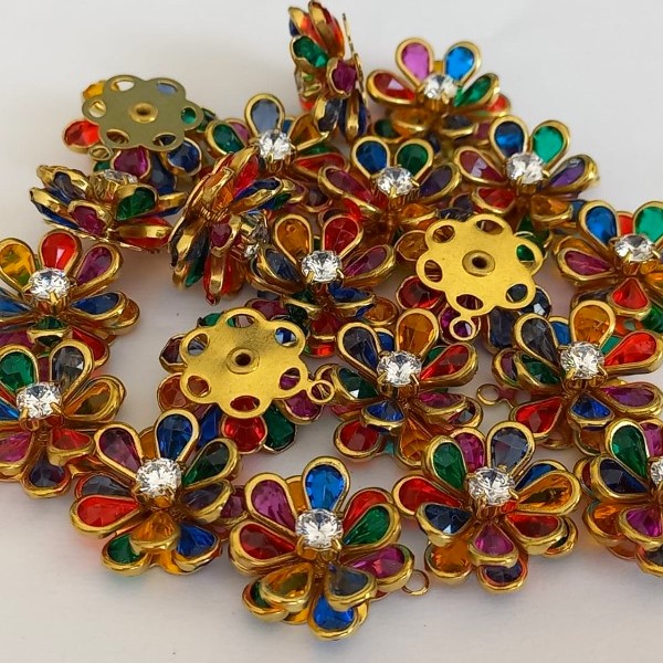 PINGENTE NO BRUTO PRONTO PARA O BANHO -ACESSÓRIO - VENDIDA POR UNIDADE FOR COM PÉTALAS ARREDONDADAS MAIORES DE VIDRO COM UMA  PEDRA DE ZIRCÔNIA NO CENTRO - PESO TOTAL 1,7GR - TAMANHO 16MM BRU000699