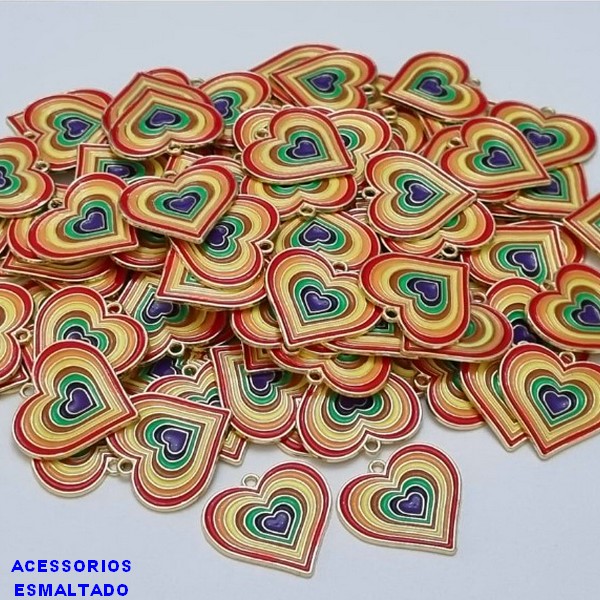 ACESSÓRIO NO BRUTO PRONTO PARA O BANHO - CORAÇÕES COLORIDOS FEITO EM ALTA FUSÃO - ESMALTADO - TAMANHO 26MM  - PESO 2,9GR - BRU000825
