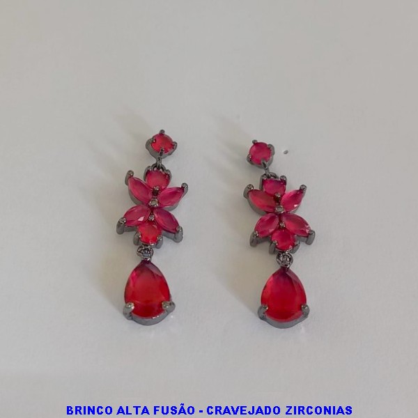 BRINCO NO BRUTO PRONTO PARA O BANHO(ALTO LUXO) BRINCO CRAVEJADO COM MICRO ZIRCÔNIAS FORMATO FLOR  TAMANHO COM BASE 32MM - PESO TOTAL 5,2GR - BRU100398A