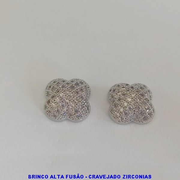 BRINCO NO BRUTO PRONTO PARA O BANHO(ALTO LUXO) BRINCO CRAVEJADO COM MICRO ZIRCÔNIAS FORMATO TREVO  TAMANHO COM BASE 13MM - PESO TOTAL 5,7GR - BRU100400A