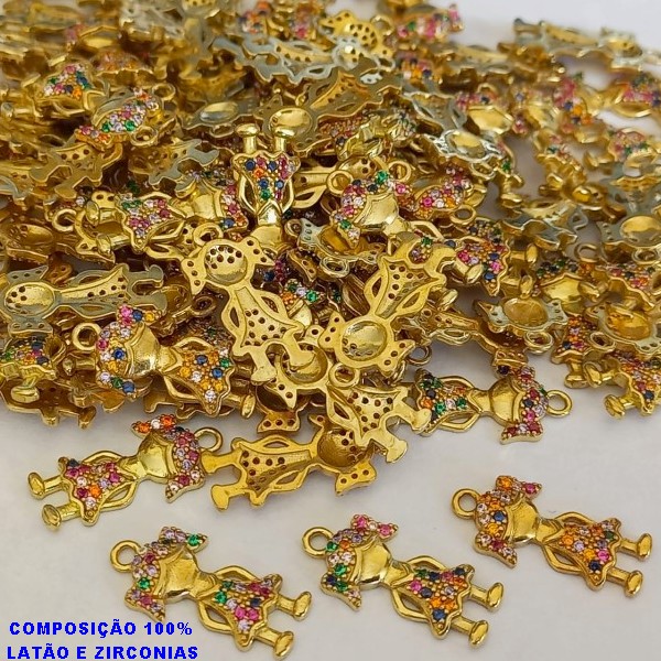 PINGENTE NO BRUTO PRONTO PARA O BANHO (CX16) 70% LATÃO E 30% ZIRCÔNIAS - MENINA TODA CRAVEJADO COM MICRO ZIRCÔNIAS - PESO 1,3GR TAMANHO 17MM - BRU000916