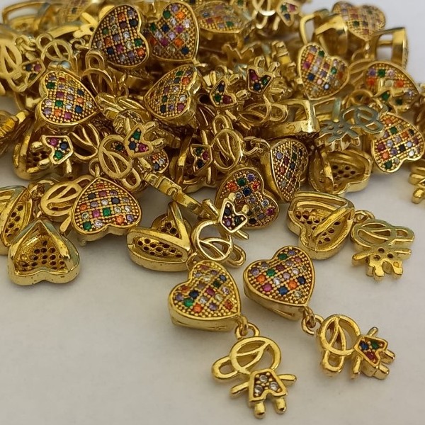 PINGENTE NO BRUTO PRONTO PARA O BANHO (CX15) 70% LATÃO E 30% ZIRCÔNIAS MENINO E CORAÇÃO TODO CRAVEJADO COM MICRO ZIRCÔNIAS - PESO 1,3GR TAMANHO 17MM - BRU000927
