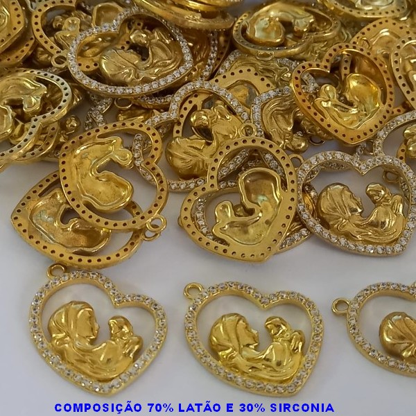 PINGENTE NO BRUTO PRONTO PARA O BANHO (CX29)  70% LATÃO E 30% ZIRCÔNIAS - CORAÇÃO CRAVEJADO MÃE COM BEBE - PESO 2GR - BRU000569