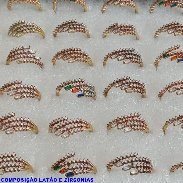 ANEL NO BRUTO PRONTO PARA O BANHO - CRAVEJADO EM ZIRCONIA -COM QUATRO ARO EM ZIRCONIAS - PESO MEDIO DE 1,8GR - ANEL000165A