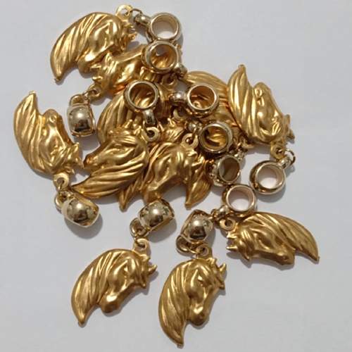 ACESSORIO NO BRUTO PRONTO PARA O BANHO - PINGENTE CAVALO (E1116) DOIS LADOS CABEÇA DE CAVALO EM ALTO RELEVO - TAMANHO 34.7MM - BERLOQUE SIMILAR A PANDORA (PEÇA VENDIDA POR UNIDADE) - PESO 1,2GR - BRU000991