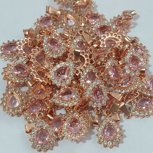 PINGENTE NO BRUTO PRONTO PARA O BANHO (CX32) - PINGENTE DE GOTA(MAD). TODO CRAVEJADO EM MICRO ZIRCONIA+UMA PEDRA DE ZIRCONIA 6X8MM PESO TOTAL DO PINGENTE - 1.3GR - TAMANHO 18X12MM - BRU000989