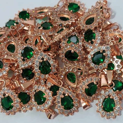 PINGENTE NO BRUTO PRONTO PARA O BANHO (CX30)(MAD)- PINGENTE DE GOTA TODO CRAVEJADO EM MICRO ZIRCONIA+UMA PEDRA DE ZIRCONIA 6X8MM PESO TOTAL DO PINGENTE - 1.3GR - TAMANHO 18X12MM - BRU000992