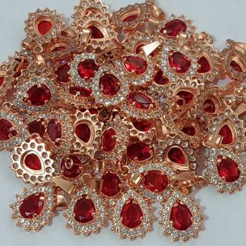 PINGENTE NO BRUTO PRONTO PARA O BANHO - PINGENTE DE GOTA TODO CRAVEJADO EM MICRO ZIRCONIA+UMA PEDRA DE ZIRCONIA 6X8MM PESO TOTAL DO PINGENTE - 1.3GR - TAMANHO 18X12MM - BRU000993