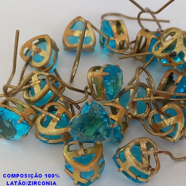 BRINCO NO BRUTO PRONTO PARA O BANHO(CX88) - 100% LATÃO - COM BASE TIPO ANZOL - COM PEDRA DE ZIRCONIAS CORAÇÃO 10X10MM - PESO 2,9GR - BRU2835C