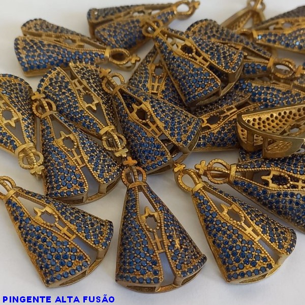 PINGENTE NO BRUTO PRONTO PARA O BANHO (CX22)- PINGENTE DE NOSSA  SENHORA APARECIDA 3X1,8CM - TODA CRAVEJADA EM MICRO ZIRCONIAS AZUL - PESO TOTAL 2,9GR - BRU0001008