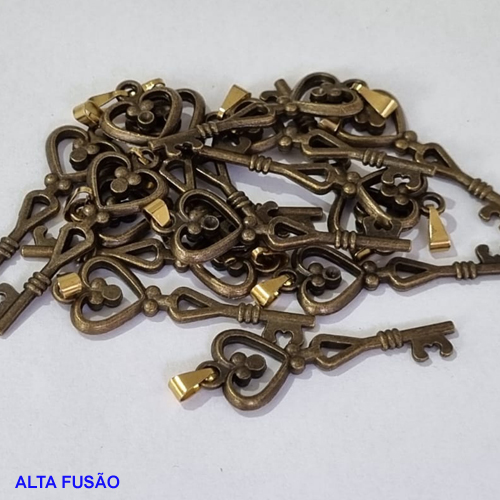 PINGENTE BRUTO PRONTO PARA BANHO CHAVE FORMATO CORAÇÃO ALTA FUSÃO PESO TOTAL 1,9GR - BRU001343A