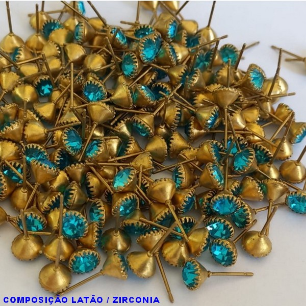 ACESSÓRIO NO BRUTO PRONTO PARA O BANHO (Cx82)- BRINCO DE PINO COM ZIRCÔNIA AZUL CLARA - TAMANHO 5MM - PESO TOTAL 0,5GR - COMPOSIÇÃO: LATÃO / ZIRCÔNIA - BRU0001129
