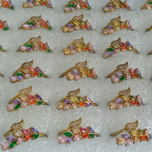 ANEL NO BRUTO PRONTO PARA O BANHO - ANEL AJUSTAVEL - TODO CRAVEJADO EM ZIRCONIA E MICRO ZIRCONIA - PESO 1,7(MEDIA DE TAMANHO 18CM - ANEL000201