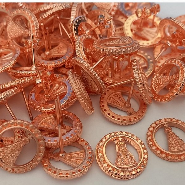 ACESSORIO(BRINCO NO BRUTO PRONTO PARA O BANHO -(NOSSA SENHORA APARECIDA) REDONTO DE 13MM(1,3CM) PESO DO PAR  2GR - BRU0001166