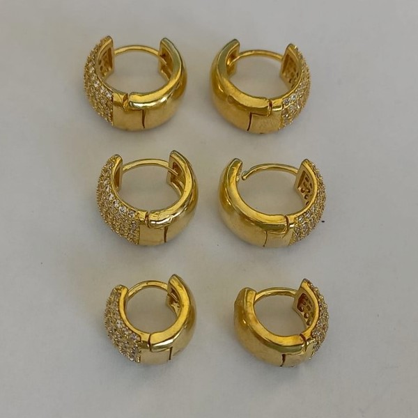 BRINCO NO BRUTO PRONTO PARA O BANHO LATÃO - TRIO DE BRINCO COM 3 PAR TAMANHOS - CRAVEJADOS COM FILEIRA DE MICRO ZIRCÔNIAS - PESO TOTAL 6.4GR - BRU3424A