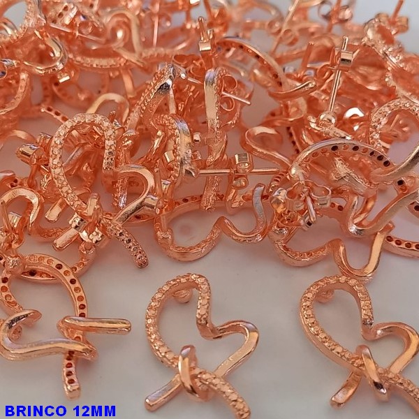 ACESSORIO (BRINCO NO BRUTO PRONTO PARA O BANHO  - PESO TOTAL 1.7GR -( VENDIDO POR PAR)  MODELO CORAÇÃO FEITO UM LAÇO  - TAMANHO 12MMBRU0001191