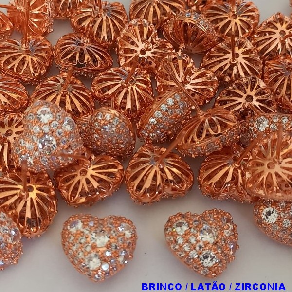 CRAVEJADO - BRINCO NO BRUTO PRONTO PARA O BANHO (CX38)  - FORMATO DE CORAÇÃO TODO CRAVEJADO - PESO 4,5GR - TAMANHO 13MM - BRU7854