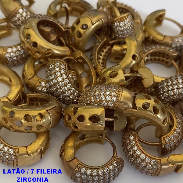 BRINCO NO BRUTO PRONTO PARA BANHO (CX44) COM ARGOLINHA DE PRESSÃO(TRANQUETA)LARGURA 10MM  COM (7) SETE FILEIRA DE ZIRCONIA TAM. 21MM - PESO 12.3GR - BRU8840