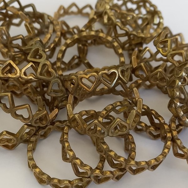 ANEL NO BRUTO PRONTO PARA O BANHO -ARO TODO EM CORAÇÃO (COMPOSIÇÃO 100% LATÃO - PESO MEDIO 1,4GR - ANEL000217