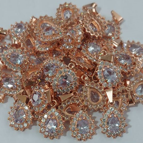 PINGENTE NO BRUTO PRONTO PARA O BANHO (CX30)(MAD) - PINGENTE DE GOTA TODO CRAVEJADO EM MICRO ZIRCONIA+UMA PEDRA DE ZIRCONIA 6X8MM PESO TOTAL DO PINGENTE - 1.3GR - TAMANHO 18X12MM - BRU8944