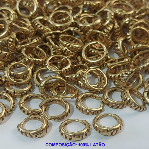 BRINCO NO BRUTO PRONTO PARA O BANHO(CX87) - ARGOLINHA DE PRESSÃO (TRANQUETA) EM FORMATO REDONDO COM DETALHES VAZADOS - TAMANHO 10MM - PESO 0,5GR - BRU9015
