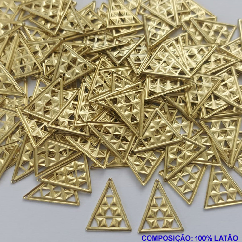 ACESSORIO PINGENTE NO BRUTO PRONTO PARA O BANHO (CX16) - (V3893) COMPOSIÇÃO 100% LATÃO - TAMANHO 14X17MM PESO TOTAL 0,4GR - TRIANGULO VAZADO BRU0001349