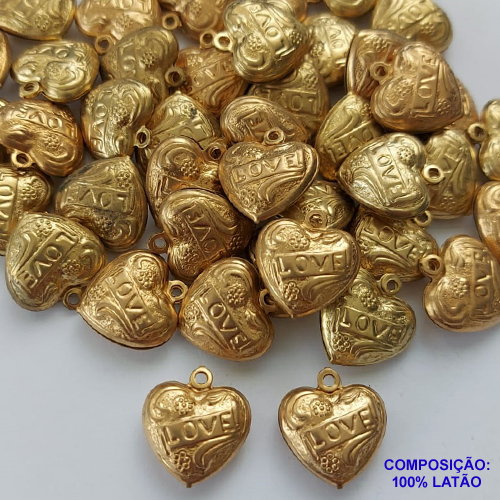 ACESSORIO PINGENTE NO BRUTO PRONTO PARA O BANHO (CX19) - (E657) COMPOSIÇÃO 100% LATÃO - TAMANHO 16X16MM PESO TOTAL 1,2GR - CORAÇÃO DUPLO COM PALAVRA LOVE - BRU0001380