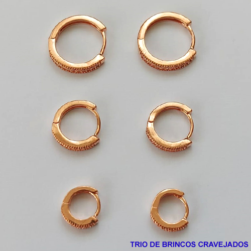 BRINCO NO BRUTO PRONTO PARA O BANHO - TAMANHO 16/13/10MM - LARGURA 2,4MM TRIO DE ARGOLA DE PRESSÃO(TRANQUETA) CRAVEJADO COM 1 FILEIRA DE MICRO ZIRCÔNIAS - PESO TOTAL 4,3GR - BRU9050