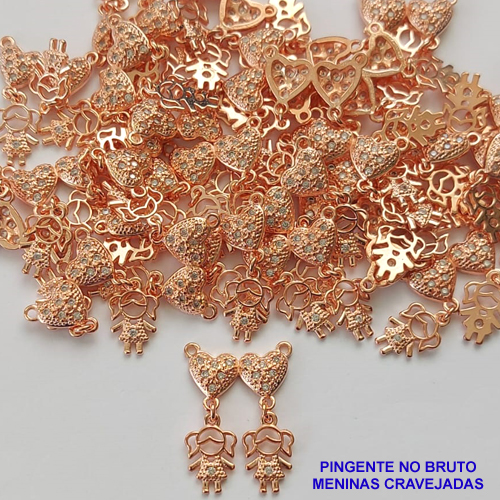 PINGENTE NO BRUTO PRONTO PARA O BANHO - PINGENTE 2 CORAÇÕES COM 2 MENINAS CRAVEJADAS COM MICRO ZIRCÔNIAS - COMPOSIÇÃO: 70% LATÃO E 30% ZIRCÔNIA - TAMANHO 22MM -  PESO TOTAL 1,6GR - BRU0001401
