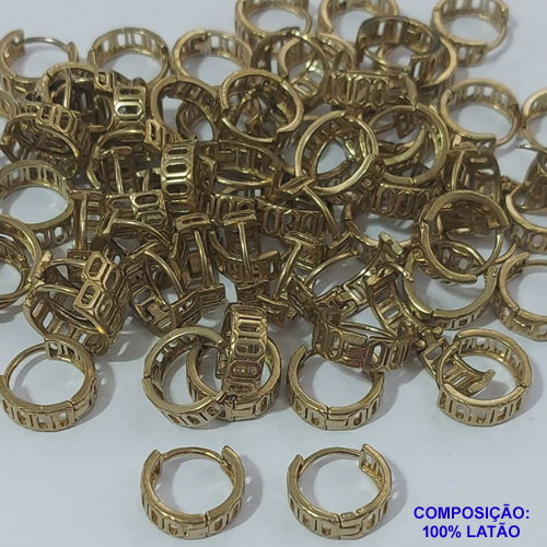 BRINCO NO BRUTO PRONTO PARA O BANHO(CX86) - ARGOLINHA DE PRESSÃO (TRANQUETA) EM FORMATO REDONDO COM DETALHES VAZADOS - TAMANHO 14MM - PESO 1,8GR - BRU9074