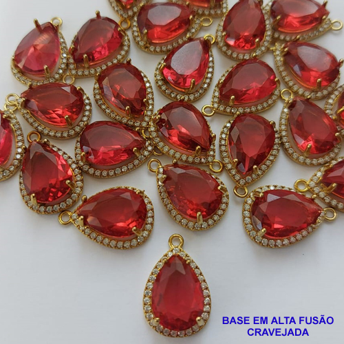 PINGENTE NO BRUTO PRONTO PARA O BANHO - (PEÇA DELICADA CUIDADO NO BANHO) COM PINGENTE EM ZIRCÔNIA VERMELHA COM BASE EM ALTA FUSÃO CRAVEJADA - TAMANHO 10X14MM -  PESO TOTAL 2,2GR - BRU9102
