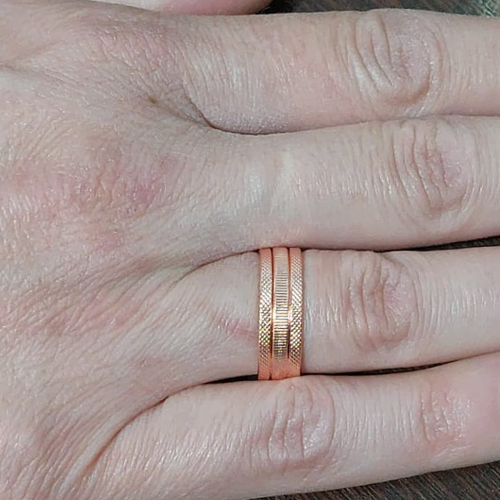 ALIANÇA NO BRUTO PRONTO PARA O BANHO - ALIANÇA COM 3 AROS LARGURA: 6MM COMPOSIÇÃO: 100% LATÃO - ALIANÇA SOLDADA "NÃO USINADA" - PESO MÉDIO 3GR - ANEL000283