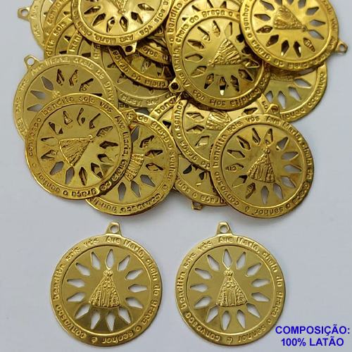 ACESSÓRIO NO BRUTO PRONTO PARA O BANHO - MEDALHA REDONDA VAZADA NOSSA SRA APARECIDA (3.592A1) - COMPOSIÇÃO: 100% LATÃO - TAMANHO 26MM -  PESO TOTAL 1,9GR - BRU0001497