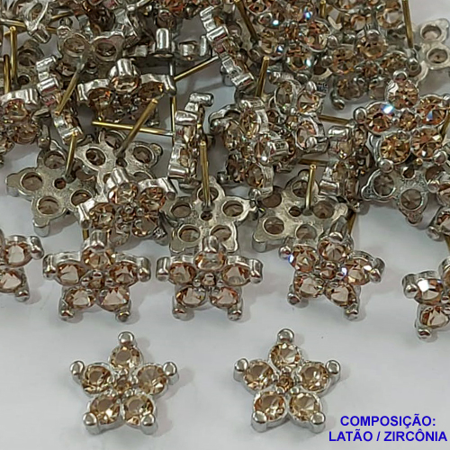 ACESSORIO BRINCO NO BRUTO PRONTO PARA O BANHO(MAD)(CX39) - BRINCO DE PINO FORMATO FLOR CRAVEJADO EM ZIRCÔNIA MARROM CLARA - TAMANHO 11MM - PESO TOTAL 1,6GR - BRU0001525
