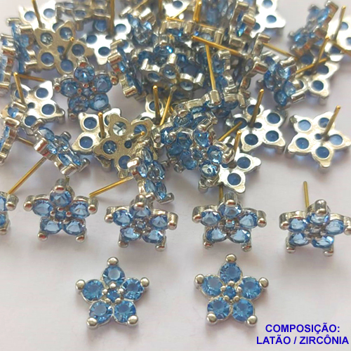 ACESSORIO BRINCO NO BRUTO PRONTO PARA O BANHO (CX39) - BRINCO DE PINO FORMATO FLOR CRAVEJADO EM ZIRCÔNIA AZUL CLARO - TAMANHO 11MM (MAD)- PESO TOTAL 1,6GR - BRU0001528