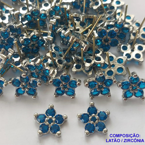 ACESSORIO BRINCO NO BRUTO PRONTO PARA O BANHO (CX38) - BRINCO DE PINO FORMATO FLOR CRAVEJADO EM ZIRCÔNIA AZUL (MAD) - TAMANHO 11MM - PESO TOTAL 1,6GR - BRU0001531