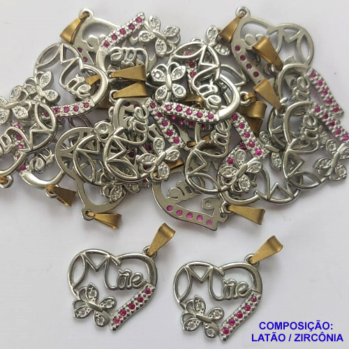 PINGENTE NO BRUTO PRONTO PARA O BANHO (CX33) - PINGENTE CORAÇÃO COM PALAVRA MÃE E BORBOLETA CRAVEJADO COM MICRO ZIRCONIAS ROSAS - COMPOSIÇÃO: ZIRCÔNIA / LATÃO - TAMANHO 17MM (MAD)-  PESO TOTAL 1,7GR - BRU0001573