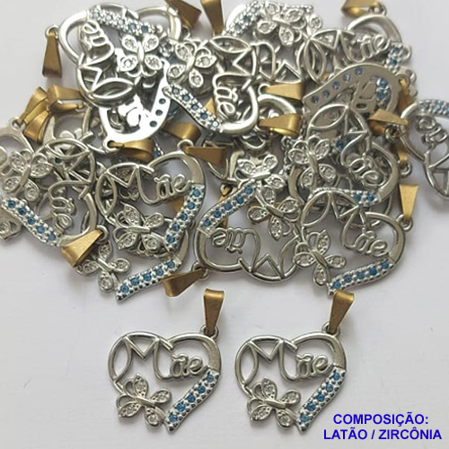 PINGENTE  NO BRUTO PRONTO PARA O BANHO (CX32) - PINGENTE CORAÇÃO COM PALAVRA MÃE E BORBOLETA CRAVEJADO COM MICRO ZIRCONIAS AZUIS - COMPOSIÇÃO: ZIRCÔNIA / LATÃO - TAMANHO 17MM (MAD) -  PESO TOTAL 1,7GR - BRU0001574