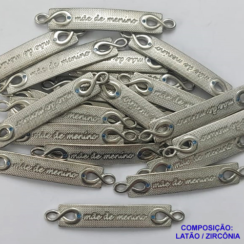 CONECTOR NO BRUTO PRONTO PARA BANHO (CX33) - CHAPINHA DUAS ZIRCÔNIAS AZUIS COM FRASE MÃE DE MENINO - VENDIDA POR UNIDADE - COMPOSIÇÃO LATÃO / ZIRCÔNIA - PESO 2,5GR - TAMANHO 7X48MM BRU0001576