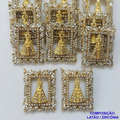ACESSÓRIO NO BRUTO PRONTO PARA O BANHO (CX24) - PINGENTE NOSSA SRA APARECIDA CRAVEJADO COM MICRO ZIRCÔNIA - COMPOSIÇÃO: LATÃO / ZIRCÔNIA - TAMANHO 19X25MM -  (VENDIDO POR UNIDADE) PESO TOTAL 4,1GR - BRU0001578