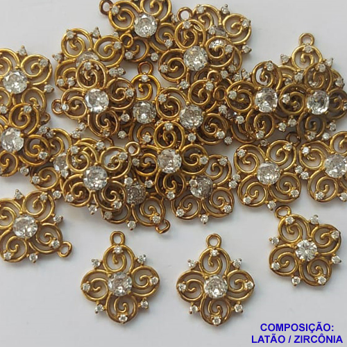 PINGENTE NO BRUTO PRONTO PARA O BANHO(CX63) - PINGENTE FLOR CRAVEJADO COM MICRO ZIRCÔNIA - COMPOSIÇÃO: LATÃO / ZIRCÔNIA - TAMANHO 14MM - (VENDIDO POR UNIDADE) PESO TOTAL 1,2GR - BRU0001585