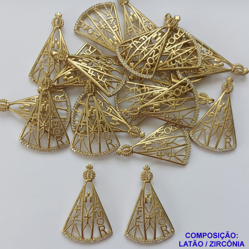 ACESSÓRIO NO BRUTO PRONTO PARA O BANHO - PINGENTE VAZADO NOSSA SRA APARECIDA CRAVEJADO EM MICRO ZIRCÔNIAS - COMPOSIÇÃO: LATÃO / ZIRCÔNIA - TAMANHO 38MM - (VENDIDO POR UNIDADE) PESO TOTAL 3,4GR - BRU0001601