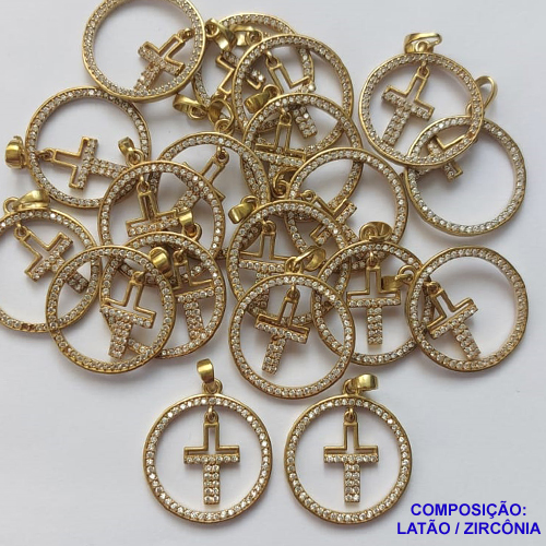 PINGENTE NO BRUTO PRONTO PARA O BANHO (CX24) - PINGENTE REDONDO CRUCIFIXO CRAVEJADO COM MICRO ZIRCÔNIA - COMPOSIÇÃO: LATÃO / ZIRCÔNIA - TAMANHO 22MM -  (VENDIDO POR UNIDADE) PESO TOTAL 2GR - BRU0001603