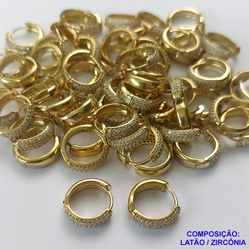 BRINCO NO BRUTO PRONTO BANHO (CX07)- BRINCO COM TRÊS FILEIRAS DE MICRO ZIRCONIAS CRISTAIS - ARGOLINHA DE PRESSÃO (TRANQUETA) TAMANHO 12MM - LARGURA: 2,7MM - PESO TOTAL 1,8GR - BRU9806