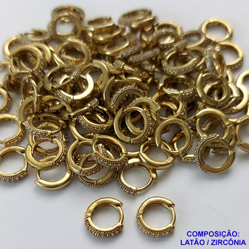 BRINCO NO BRUTO PRONTO BANHO (CX07) - BRINCO COM UMA FILEIRA DE MICRO ZIRCONIAS CRISTAIS - ARGOLINHA DE PRESSÃO (TRANQUETA) TAMANHO 9MM - LARGURA: 1,3MM - PESO TOTAL 0,8GR - BRU9807