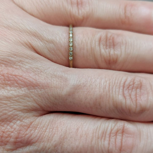 ANEL NO BRUTO PRONTO PARA O BANHO - ANEL COM UMA FILEIRA EM ZIRCÔNIA - PESO MEDIO 1GR - COMPOSIÇÃO: LATÃO / ZIRCÔNIA - ANEL000309