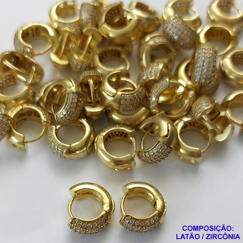 BRINCO NO BRUTO PRONTO BANHO (CX07) - BRINCO COM CINCO FILEIRAS DE MICRO ZIRCONIAS CRISTAIS - ARGOLINHA DE PRESSÃO (TRANQUETA) TAMANHO 12MM - LARGURA: 5MM - PESO TOTAL 3,3GR - BRU9810