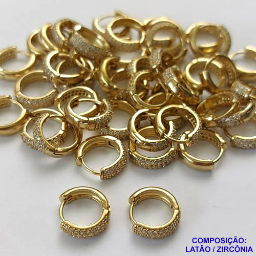 BRINCO NO BRUTO PRONTO BANHO (CX04)- BRINCO COM TRÊS FILEIRAS DE MICRO ZIRCONIAS CRISTAIS - ARGOLINHA DE PRESSÃO (TRANQUETA) TAMANHO 11MM - LARGURA: 2,5MM - PESO TOTAL 1,4GR - BRU9811